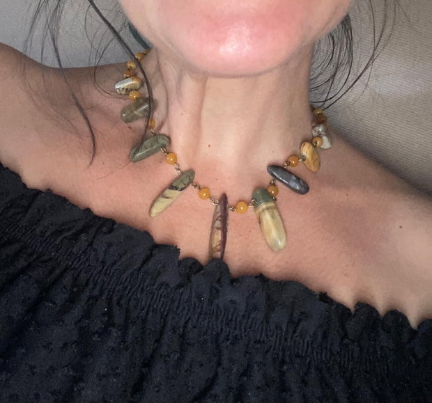 Colier la baza gatului din jasp si jad galben si accesorii metalice din alama