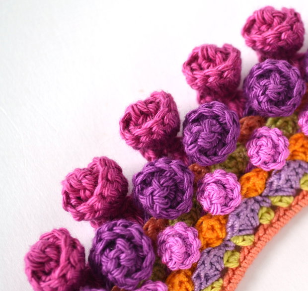 Colier crosetat magenta