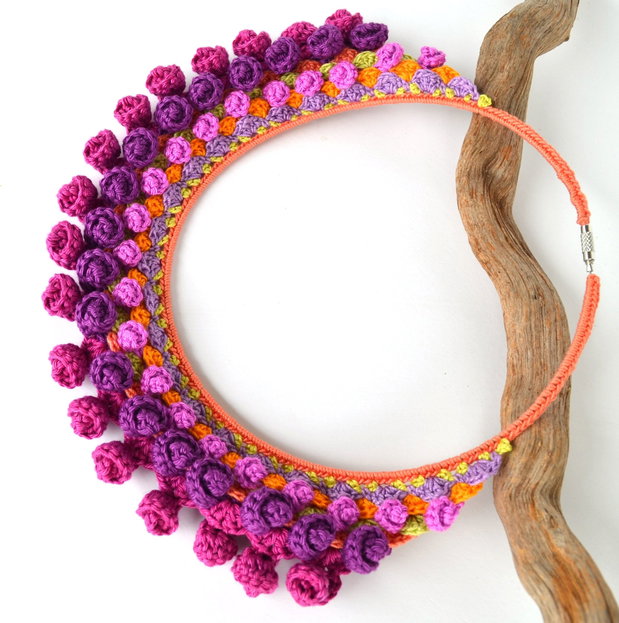Colier crosetat magenta