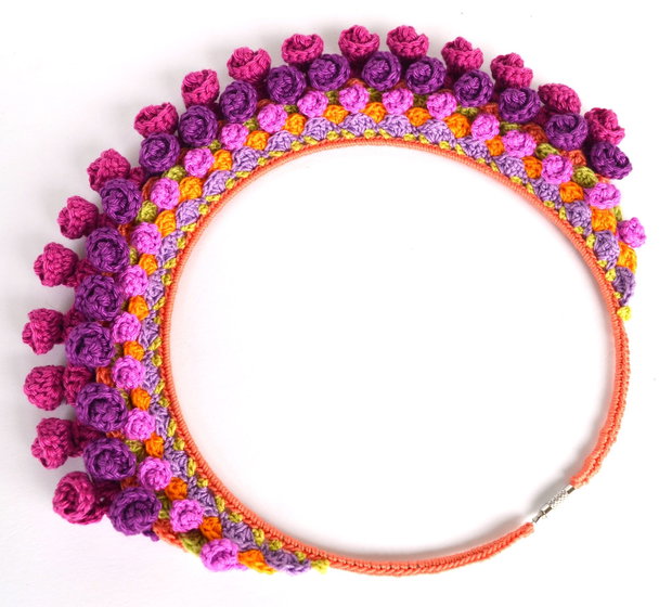 Colier crosetat magenta