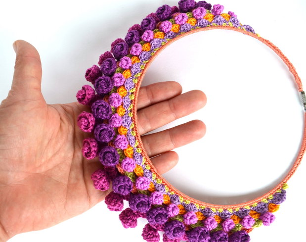 Colier crosetat magenta