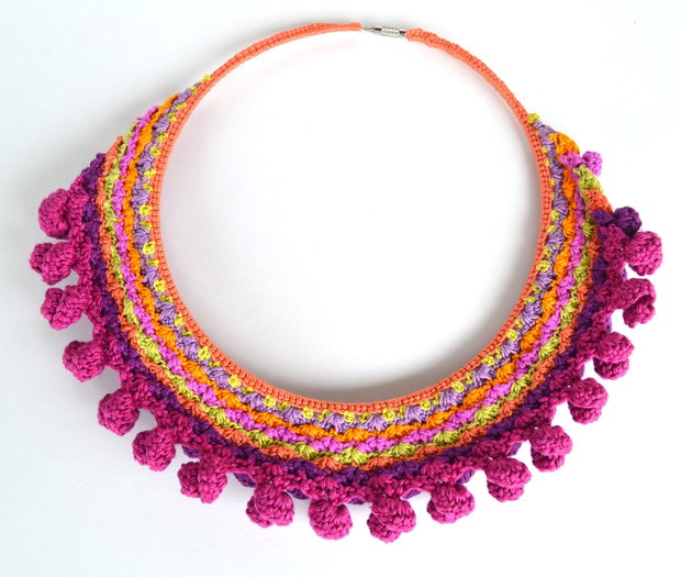 Colier crosetat magenta