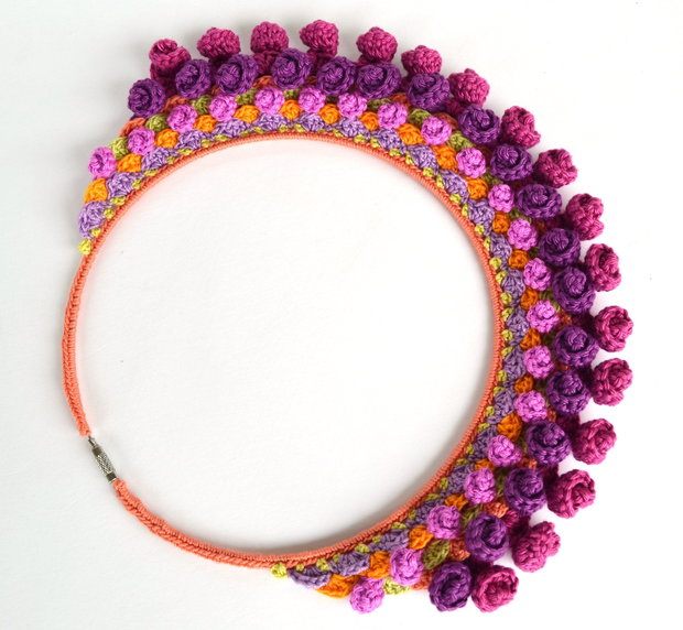 Colier crosetat magenta