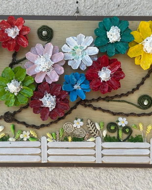 Tablou decorativ-flori din conuri de pin