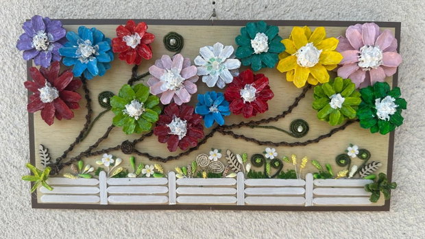 Tablou decorativ-flori din conuri de pin