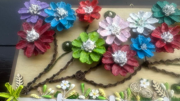 Tablou decorativ-flori din conuri de pin