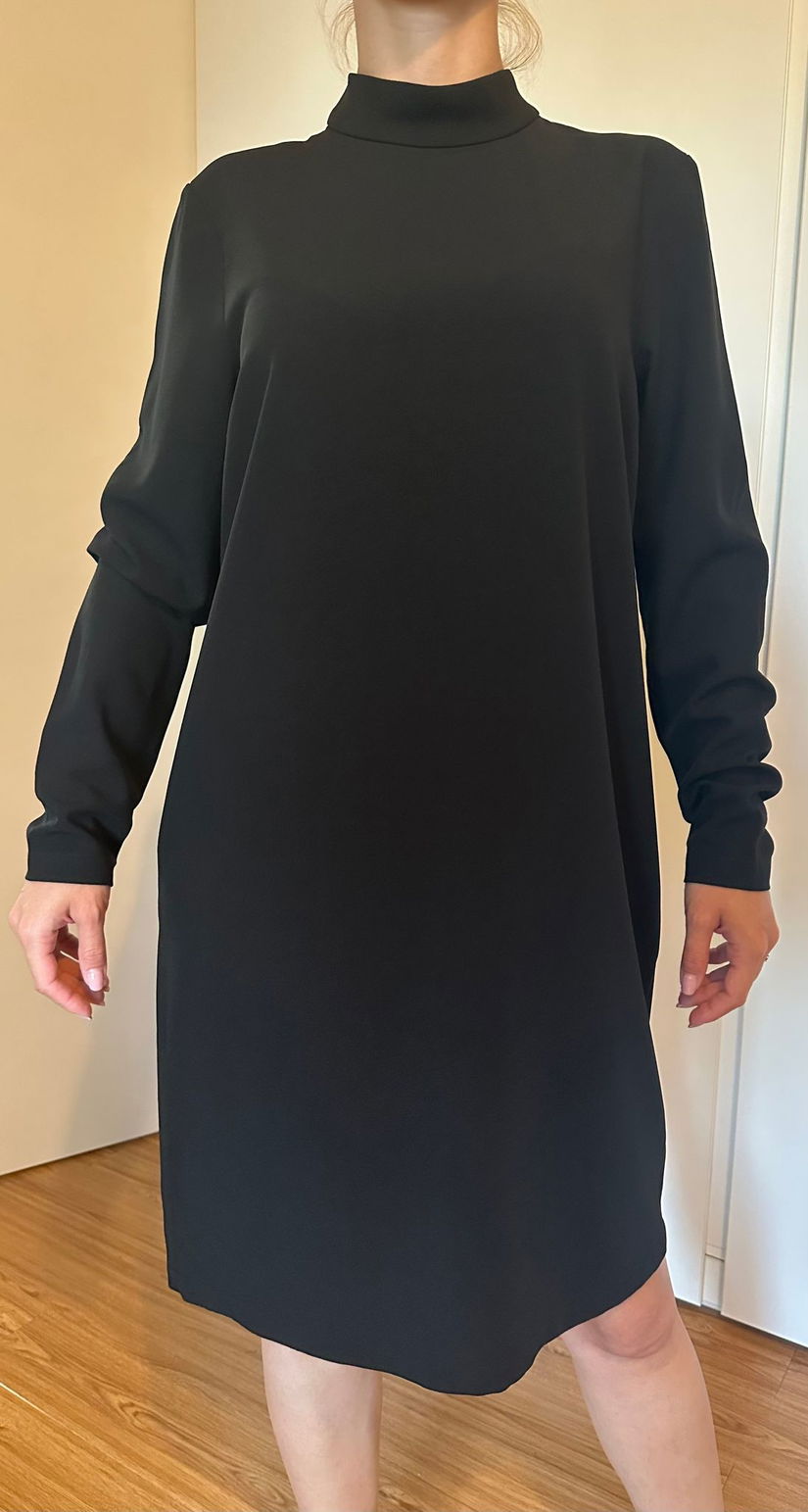 Rochie neagră elegantă cu mânecă lungă și guler la baza gâtului, marime 36