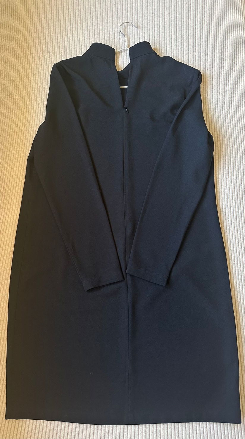 Rochie neagră elegantă cu mânecă lungă și guler la baza gâtului, marime 36