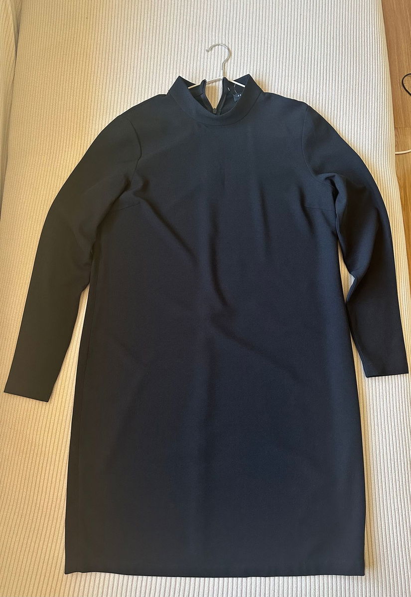 Rochie neagră elegantă cu mânecă lungă și guler la baza gâtului, marime 36
