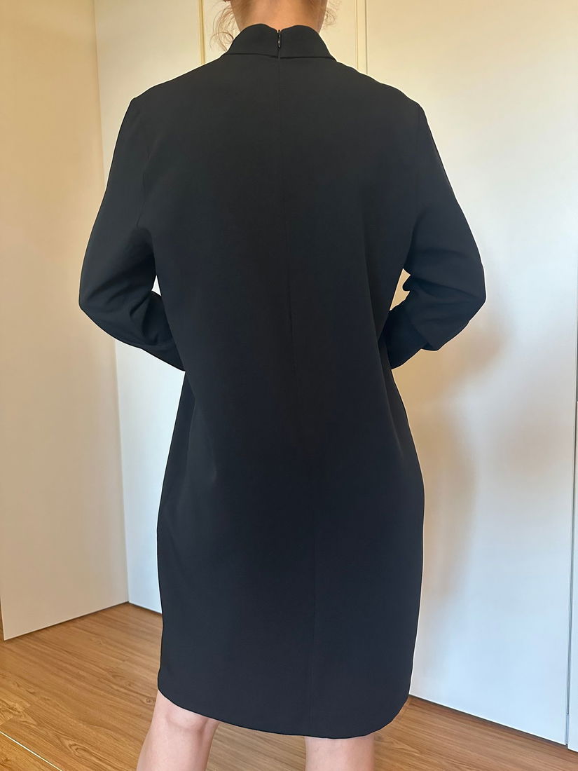 Rochie neagră elegantă cu mânecă lungă și guler la baza gâtului, marime 36