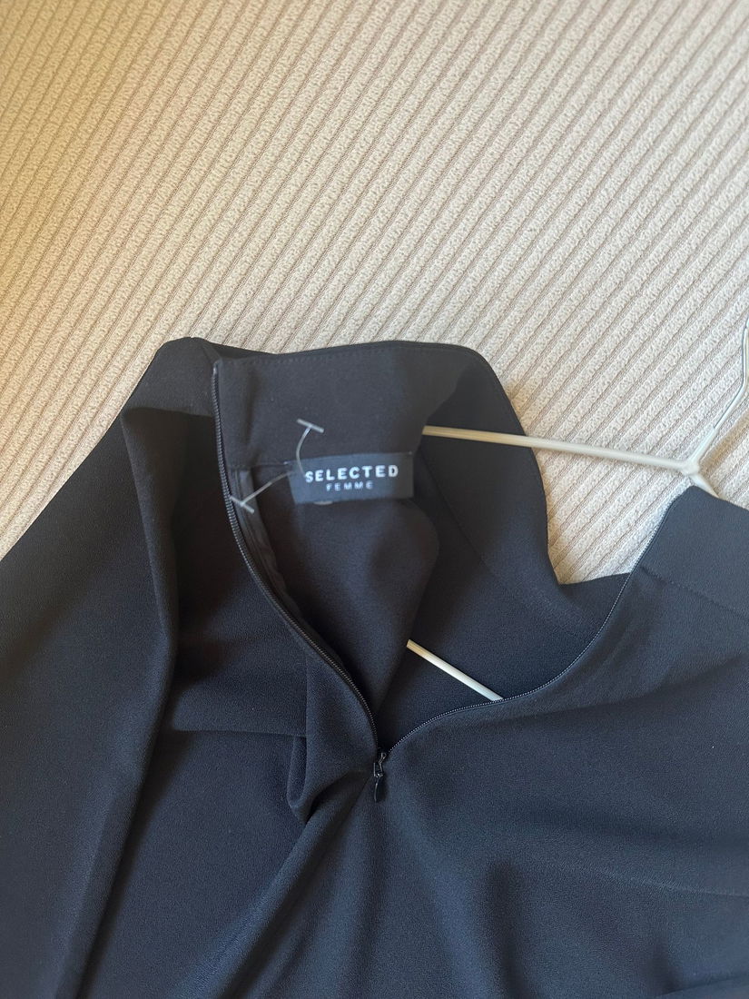 Rochie neagră elegantă cu mânecă lungă și guler la baza gâtului, marime 36