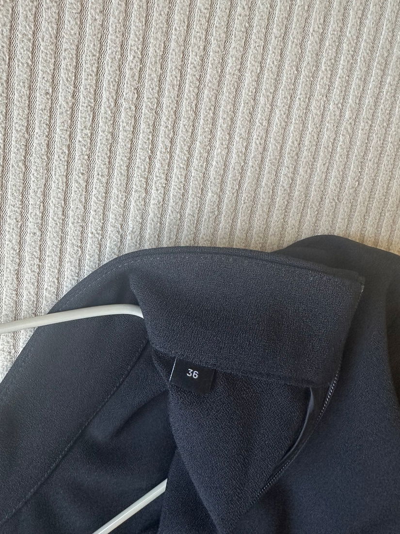 Rochie neagră elegantă cu mânecă lungă și guler la baza gâtului, marime 36