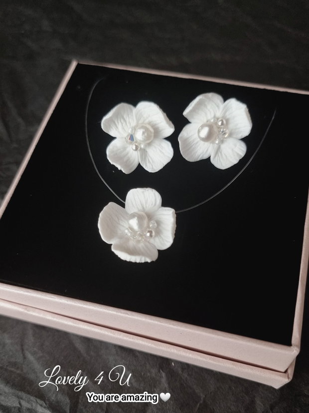 Set bijuterii handmade VANIA cu flori albe, perle de cultura, perle Swarovski