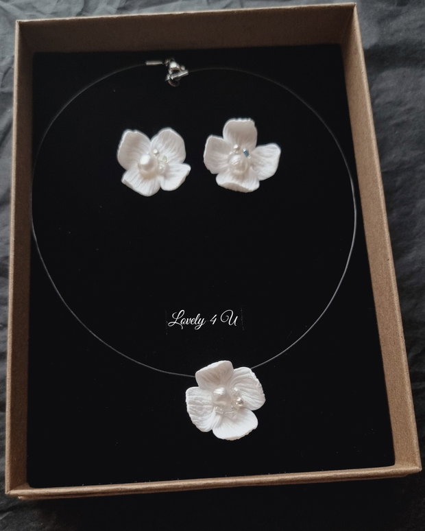 Set bijuterii handmade VANIA cu flori albe, perle de cultura, perle Swarovski