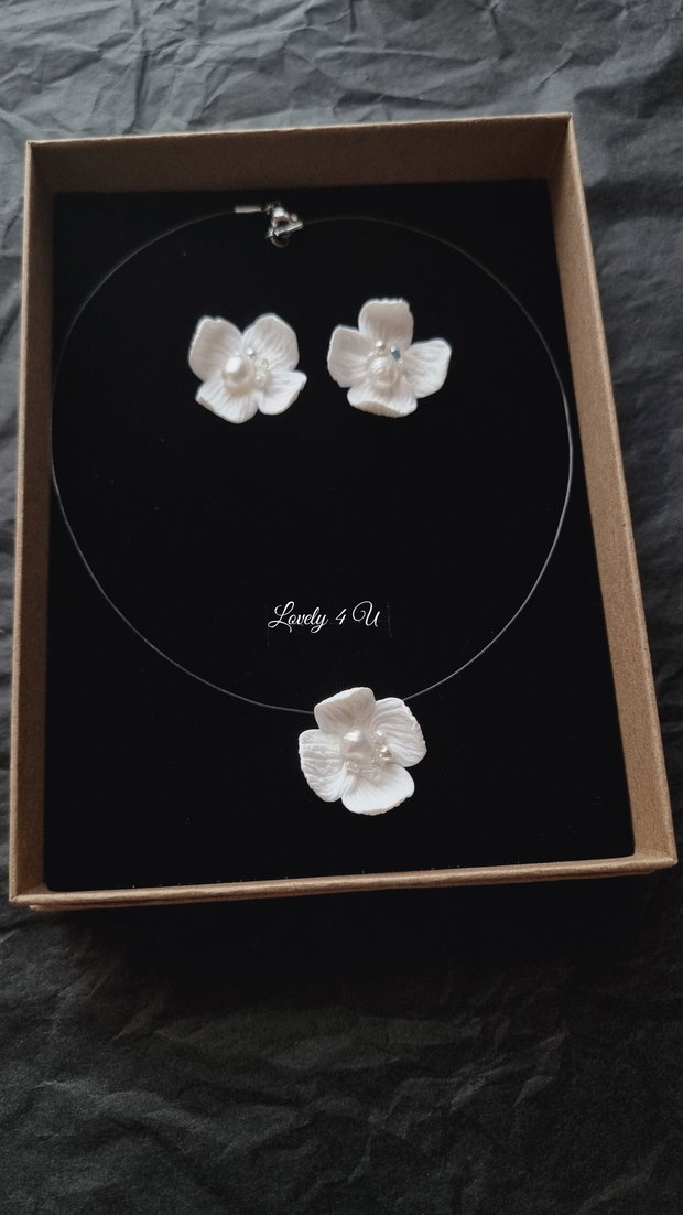 Set bijuterii handmade VANIA cu flori albe, perle de cultura, perle Swarovski