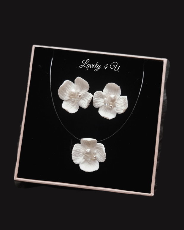 Set bijuterii handmade VANIA cu flori albe, perle de cultura, perle Swarovski