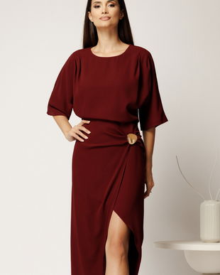 Rochie midi bordo cambrata din triplu voal cu funda si accesoriu pe fusta