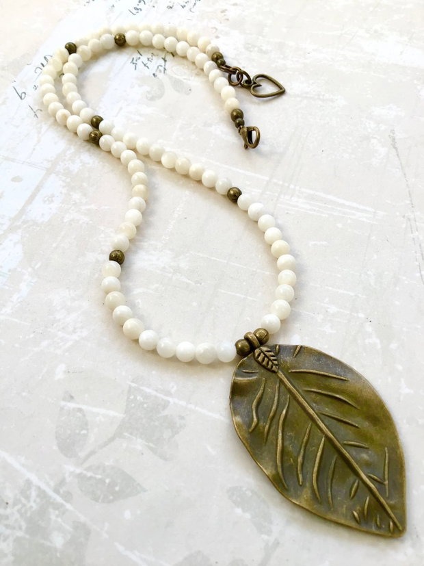 Colier vintage sidef alb & frunza bronz