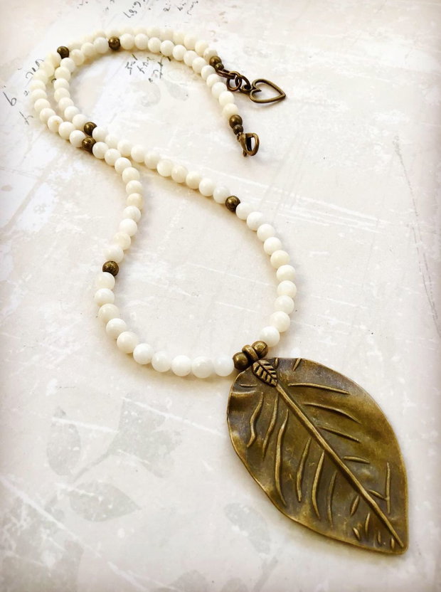 Colier vintage sidef alb & frunza bronz