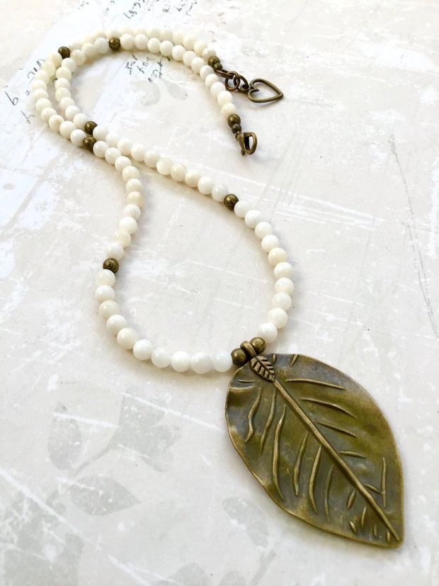 Colier vintage sidef alb & frunza bronz