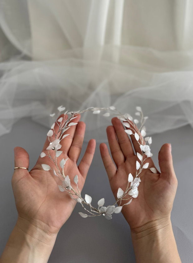 Coroana romantica de mireasa cu frunze si flori