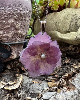 Pandantiv din rasina cu floare naturala de Hortensie