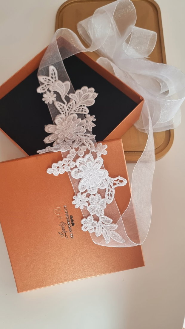 Esarfa alba cu dantela pentru dezgatitul miresei - handmade, ARSENIA