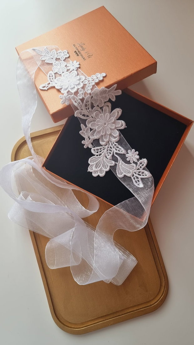 Esarfa alba cu dantela pentru dezgatitul miresei - handmade, ARSENIA