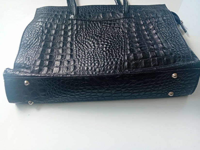 Geantă din piele de crocodil