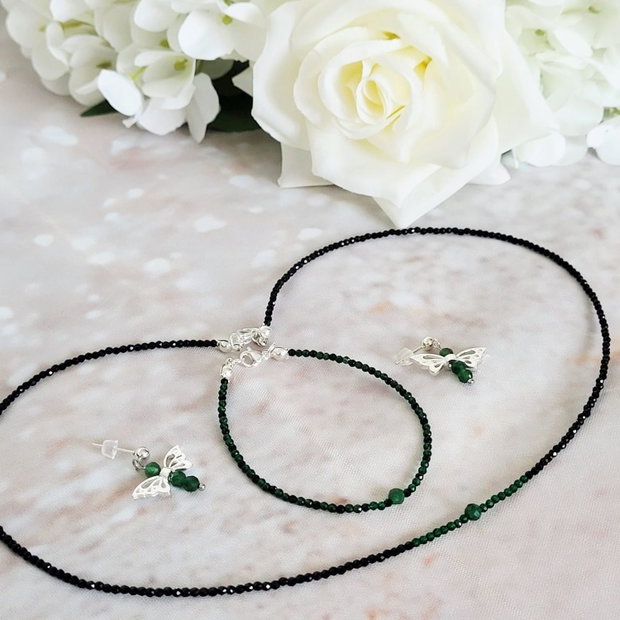 Negru strălucitor, verde cu intenție, eleganță fără timp