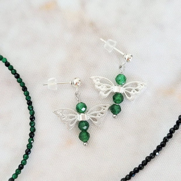 Negru strălucitor, verde cu intenție, eleganță fără timp