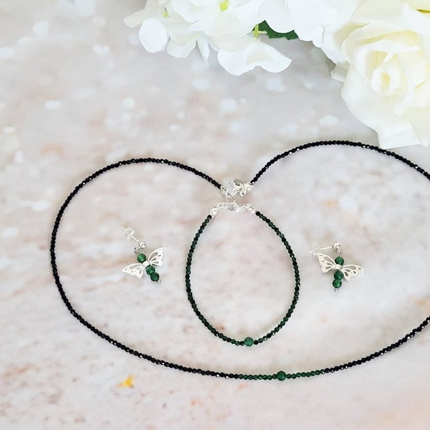 Negru strălucitor, verde cu intenție, eleganță fără timp