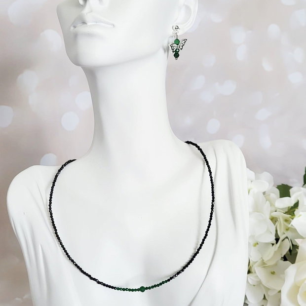 Negru strălucitor, verde cu intenție, eleganță fără timp