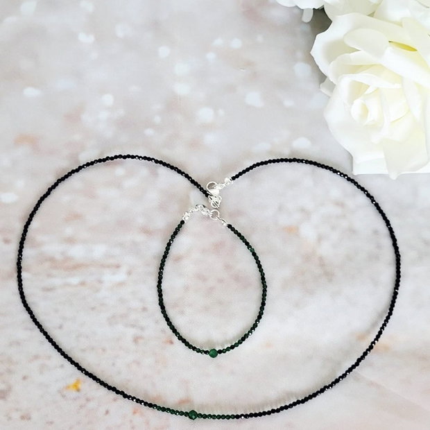 Negru strălucitor, verde cu intenție, eleganță fără timp