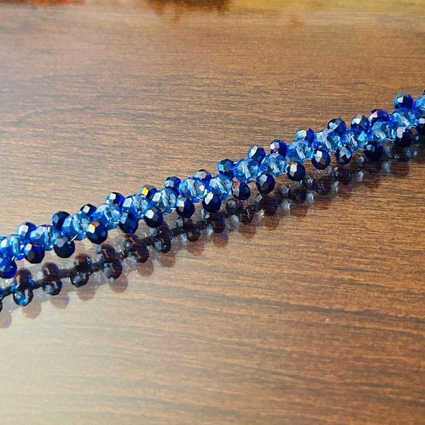 Brățară albastră de cristale și sârmă împletită de inox