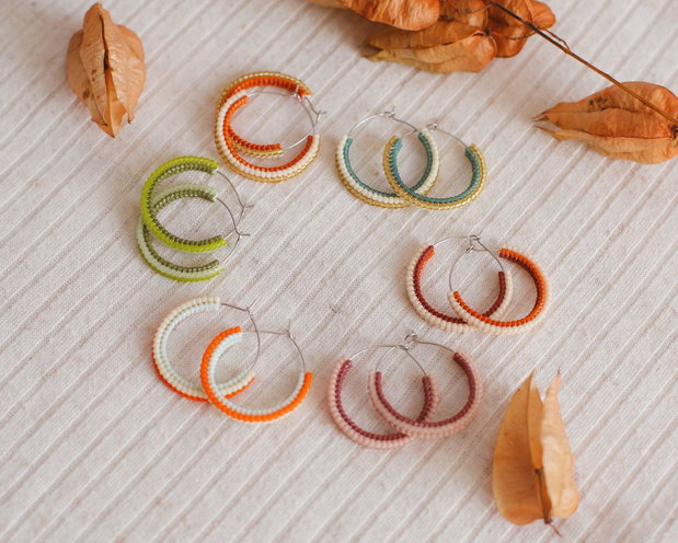 Cercei rotunzi / hoops din margele colorate