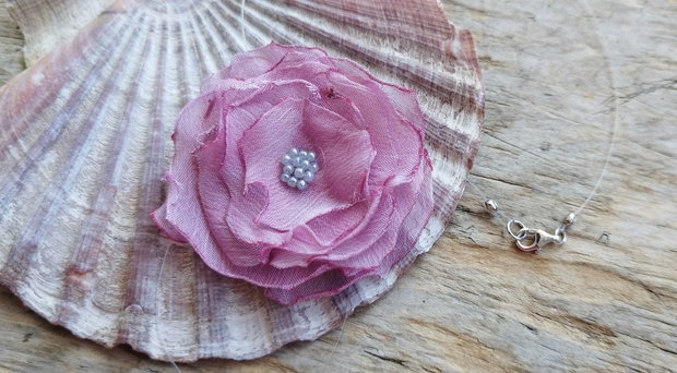 Colier cu floare roz, fir transparent, argint rodiat