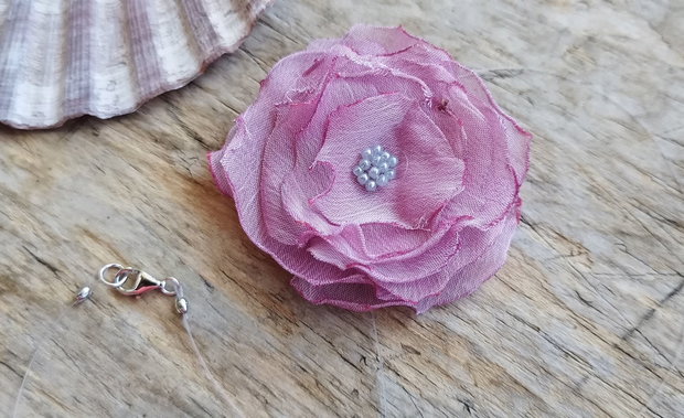 Colier cu floare roz, fir transparent, argint rodiat