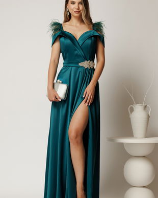 Rochie lunga verde din tafta cu accesoriu in talie si pene la umeri