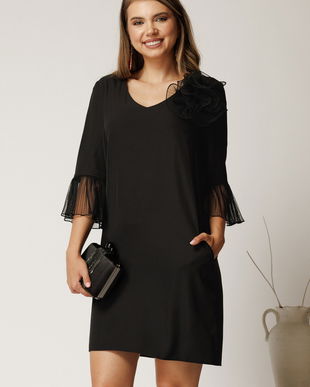 Rochie scurta neagra din stofa cu mansete din voal plisat si floare maxi