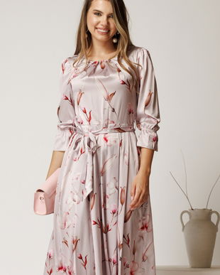 Rochie midi roz in clos din triplu voal cu imprimeuri florale si cordon in talie