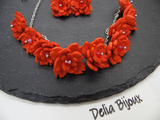 Set bijuterii statement cu flori roșii și cristale colier și cercei handmade (cod1300)