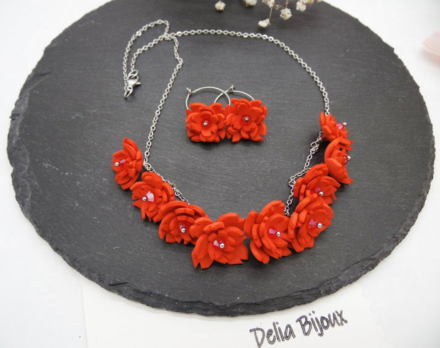 Set bijuterii statement cu flori roșii și cristale colier și cercei handmade (cod1300)