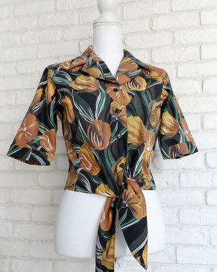 Camasa Crop cu Nod Neagra cu Flori