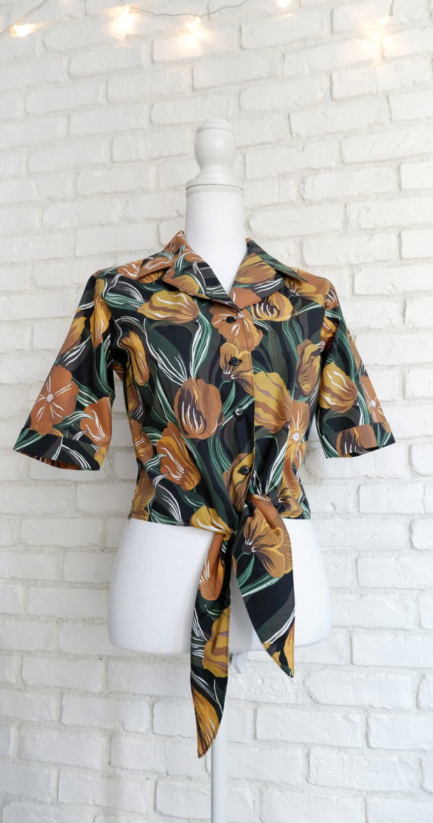 Camasa Crop cu Nod Neagra cu Flori