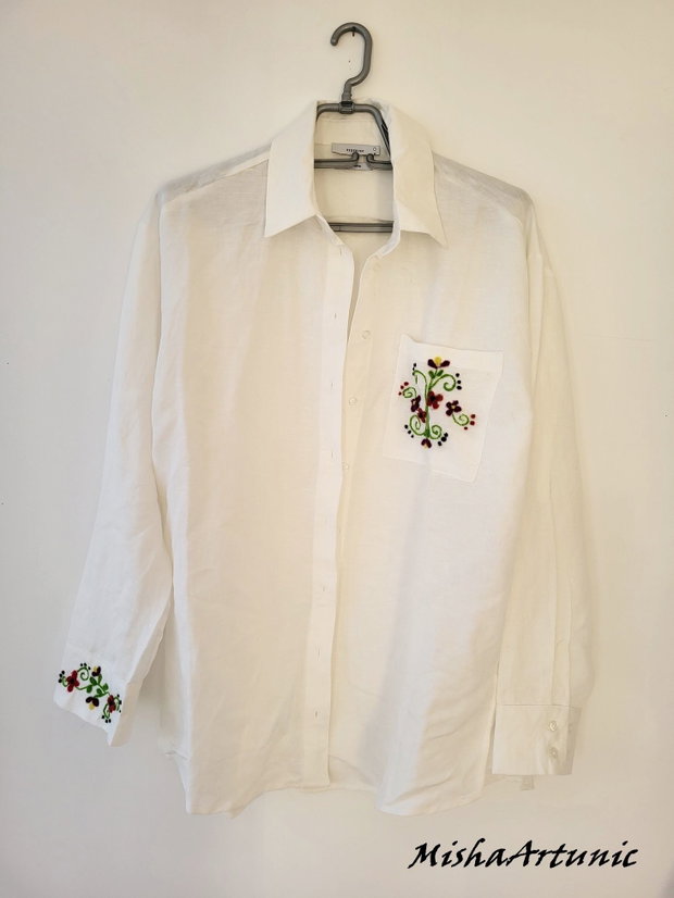Camasa din tesatura in accesorizata cu motiv floral impaslit
