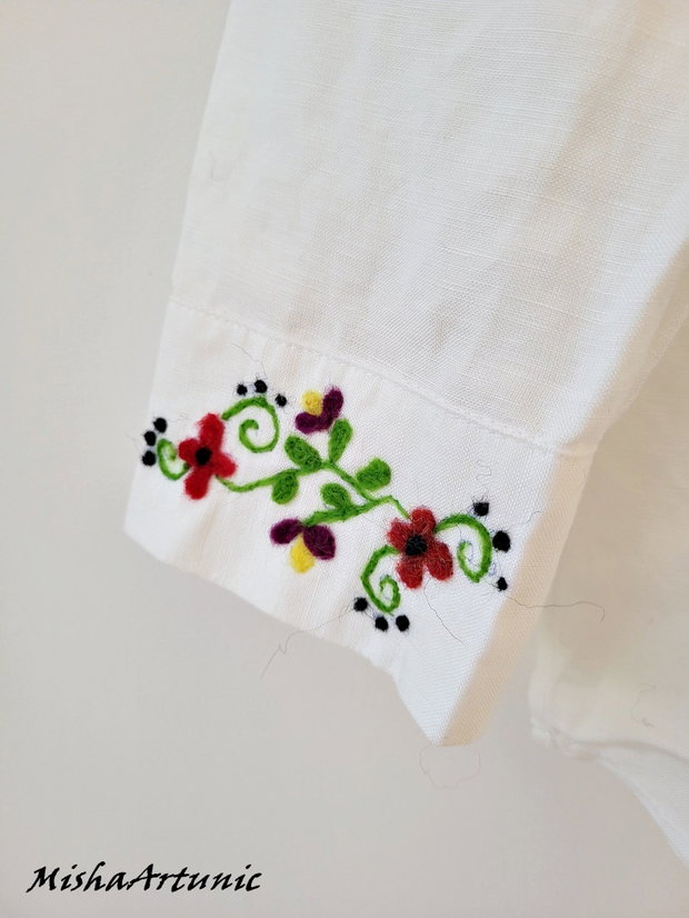 Camasa din tesatura in accesorizata cu motiv floral impaslit
