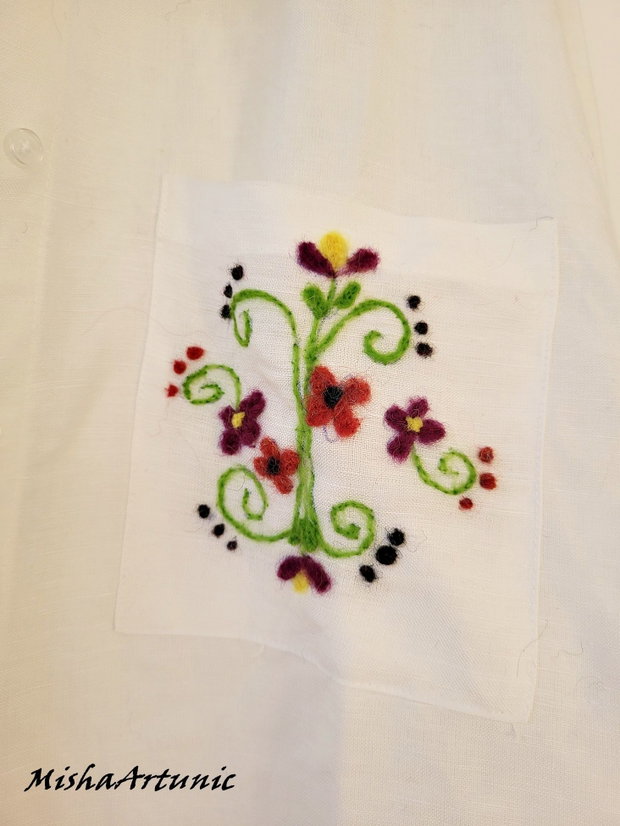 Camasa din tesatura in accesorizata cu motiv floral impaslit