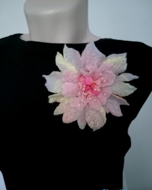 Floare broșă realizată din lână merinos extrafină,în culori calde pastel.Am folosit tehnica de împâslire umedă a lânii apoi am brodat- o cu mărgeluțe.