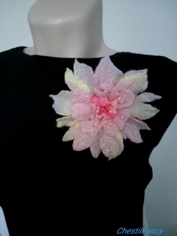 Floare broșă realizată din lână merinos extrafină,în culori calde pastel.Am folosit tehnica de împâslire umedă a lânii apoi am brodat- o cu mărgeluțe.